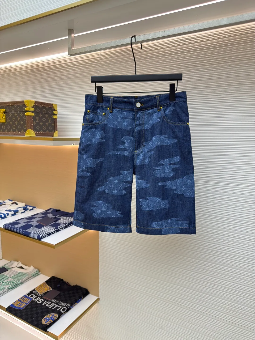 LOUIS VUITTON chambray shorts ●Authentic product: 12000 purchased and developed ●Item number: 1680264-A75 ●Fabric: Lyocell fiber denim fabric ●Technology: Made on positioning cutting machine ●Version: Fitted version ●Weight: about 260 grams ●Size: S-M-L-XL ●Description: Made of Lyocell fiber denim TR lining, positioning cutting machine, garment washing and fading, customized 1:1 pearl buttons, customized 1:1 rivets, customized 1:1 zippers, customized 1:1 leather labels, customized 1:1 trademarks. The overall wiring is straight and delicate, the fabric is comfortable and soft, and the color is consistent without color difference. It can be matched with the same style to create a fashionable look and control various occasions. Customized accessories, complete with three standards, same style for men and women!